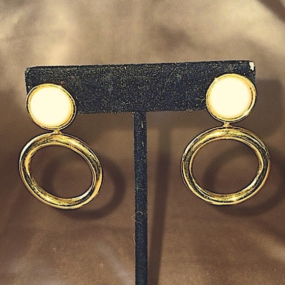 Vintage Signed Monet Gold Tone Circle Drop Earrings Creamy Ivory Cabochon Stone - Picture 14 of 14